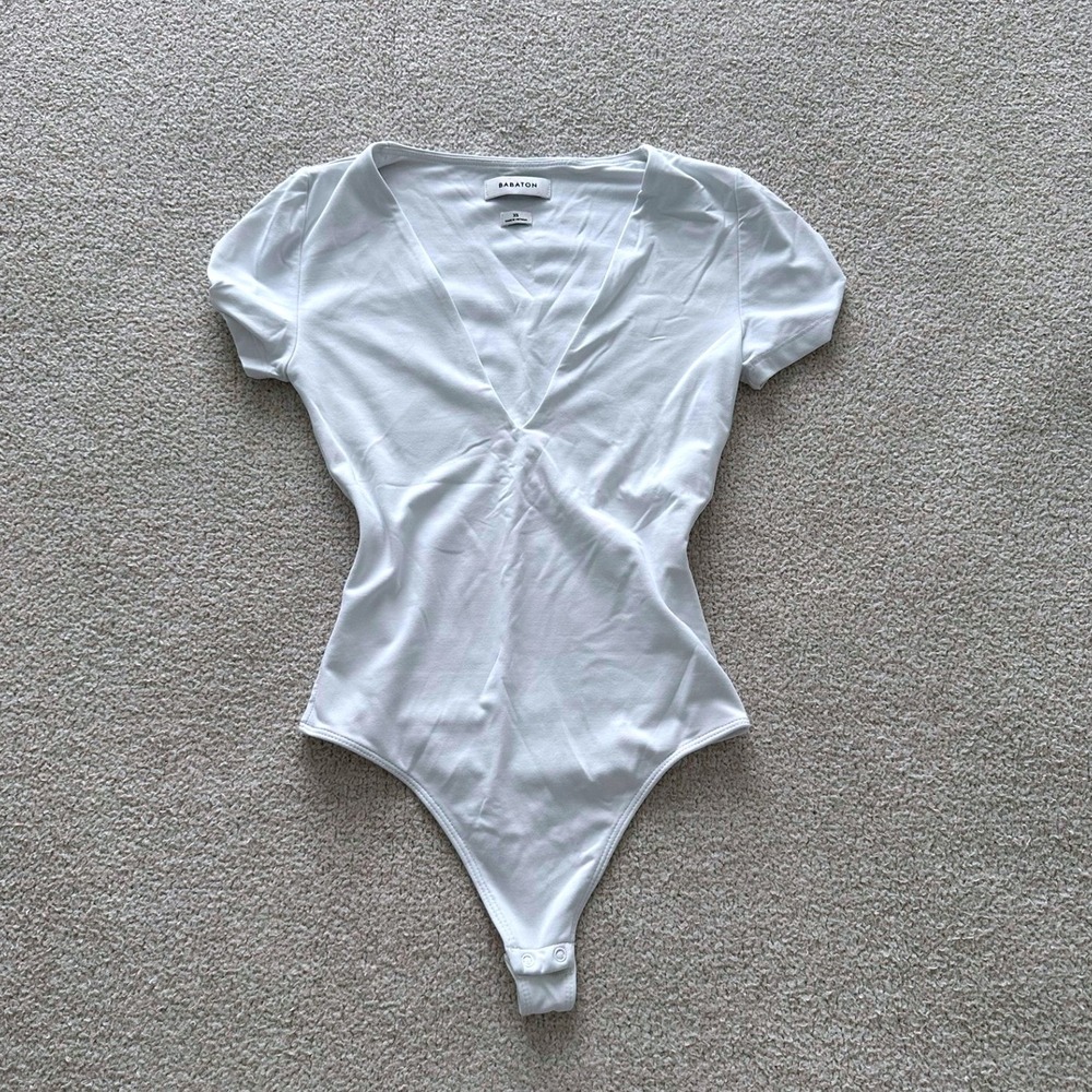 Aritzia Babaton Contour Deep V Short Sleep Bodysuit size XS in White